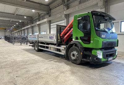 Kamion Volvo u magacinu