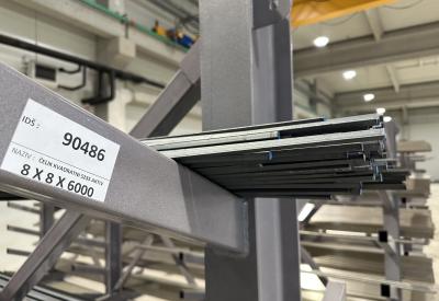 kvadratni celici na policama